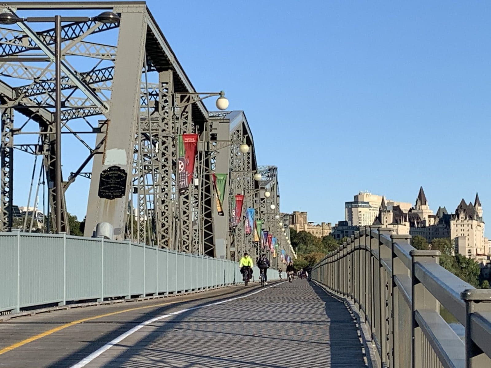 Garde-corps_galvanise_et_peint_-_Pont_Alexandra_-_Ottawa_-_Gatineau