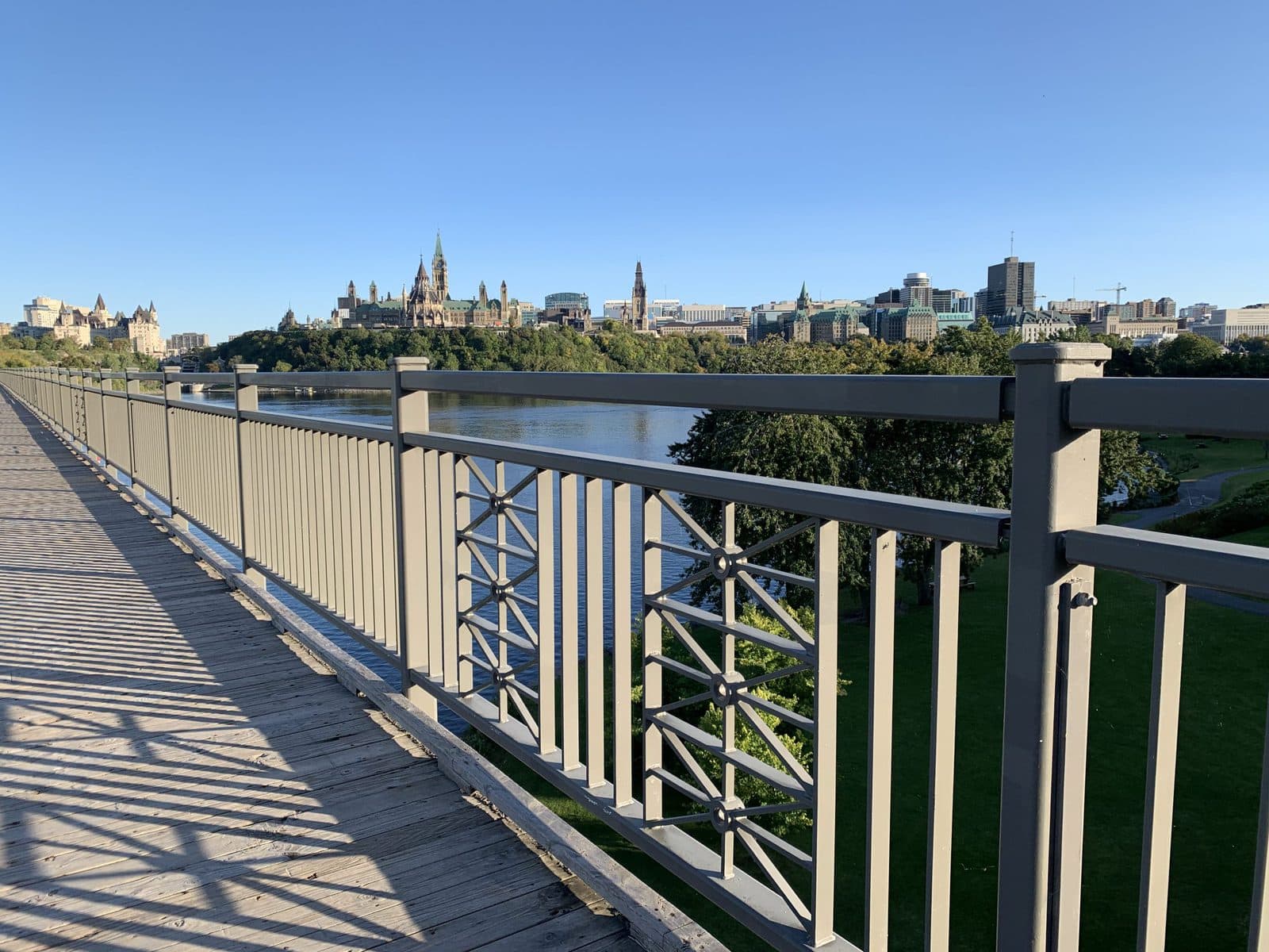 Garde-corps_galvanise_et_peint_-_Pont_Alexandra_-_Ottawa_-_Gatineau_(2)