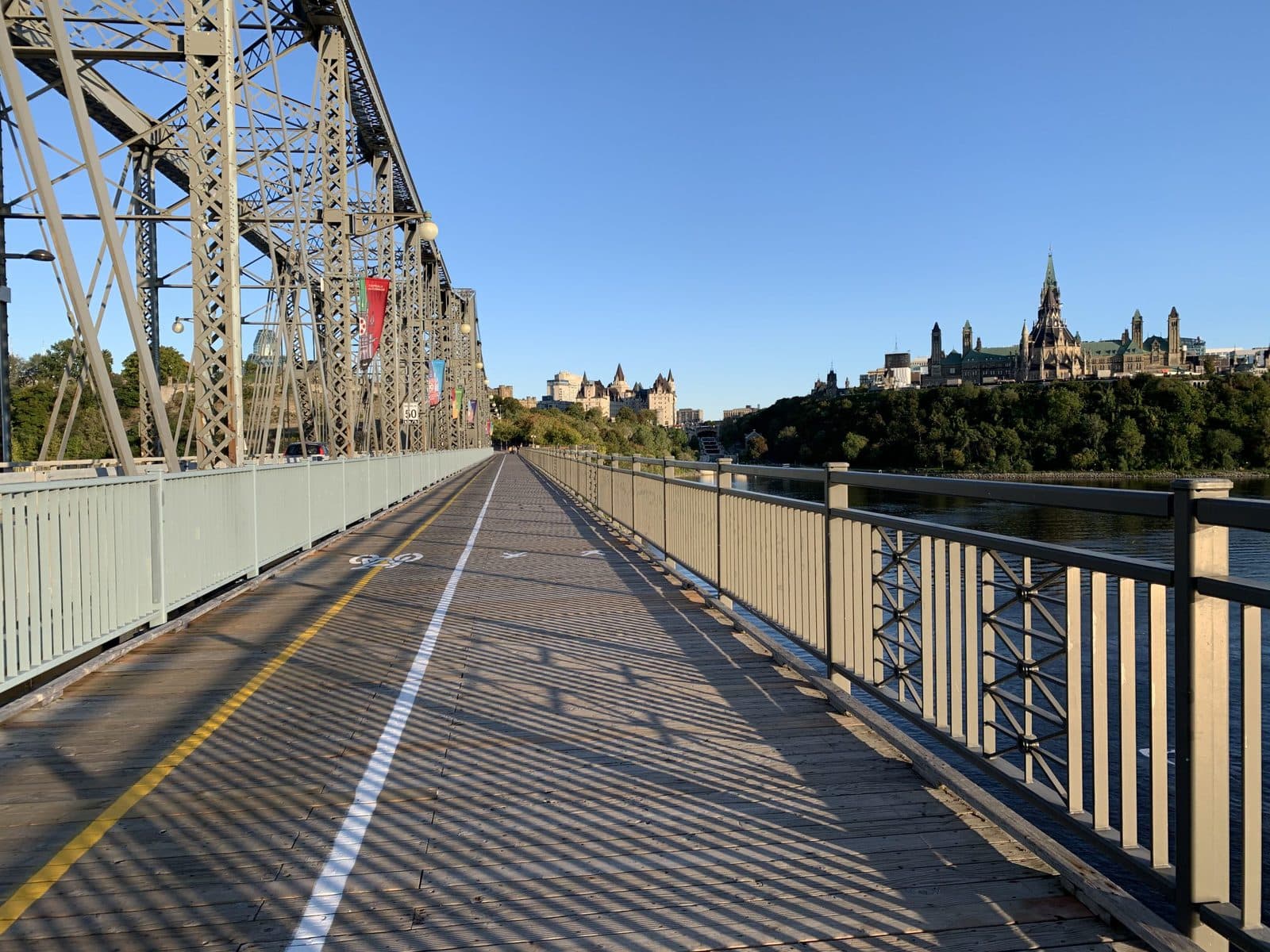 Garde-corps_galvanise_et_peint_-_Pont_Alexandra_-_Ottawa_-_Gatineau_(3)