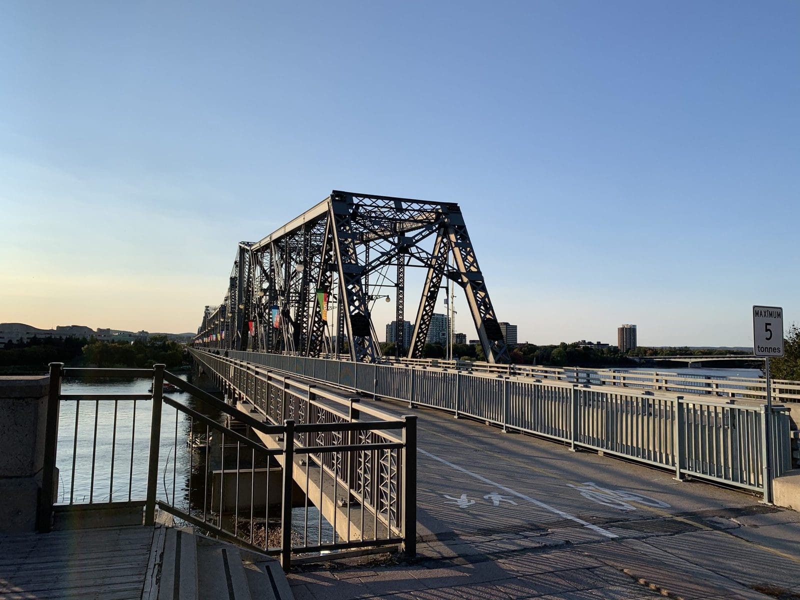 Garde-corps_galvanise_et_peint_-_Pont_Alexandra_-_Ottawa_-_Gatineau_(5)